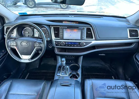 2018 Toyota Highlander Xle z USA, uszkodzony, nr VIN 5TDJZRFH3JS523071